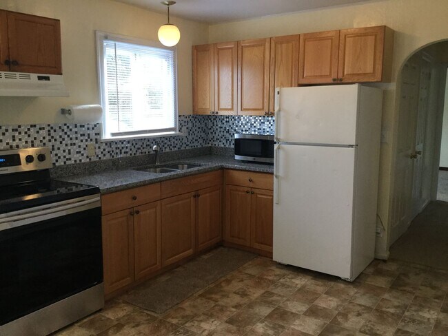 Building Photo - Freshly Updated 3-Bedroom Everett Apartment with Private Deck & Utilities Included