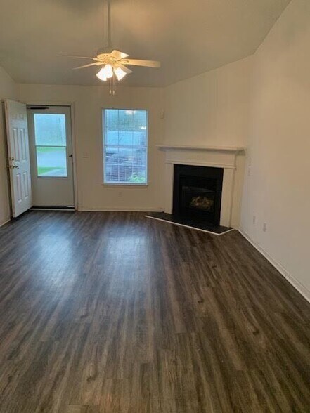 Building Photo - 2704 Bluff View Dr