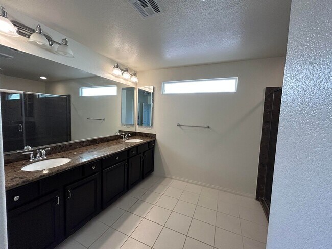 Building Photo - Great curb appeal