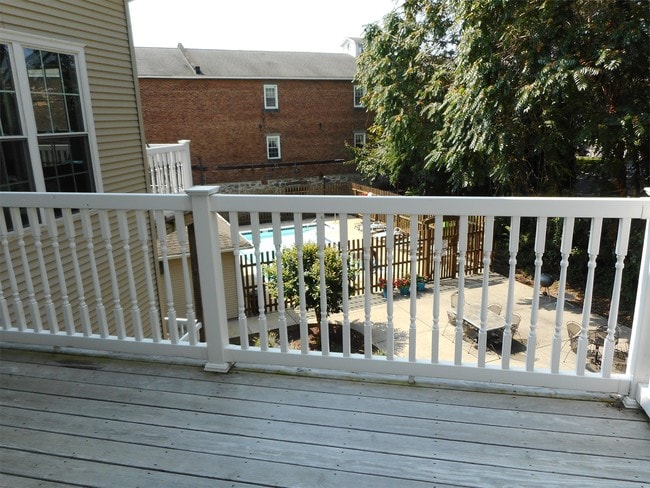 Building Photo - 204 Seneca Way