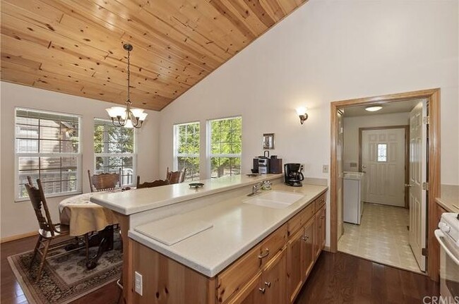 Building Photo - 1165 Saturn Way