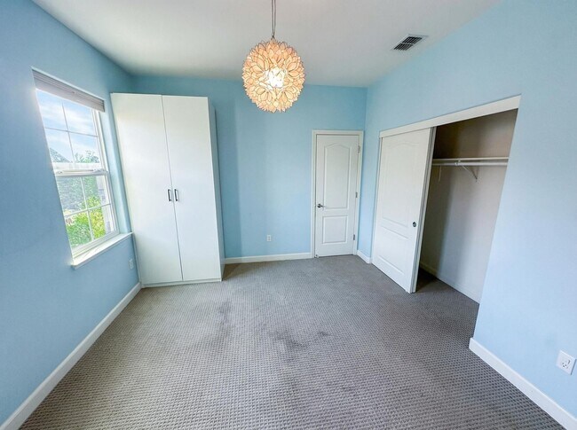 Building Photo - Beautiful 3BD Home in Hayward – Over 2,200 Sq Ft of Comfortable Living