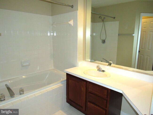 Building Photo - 6944 Ellingham Cir