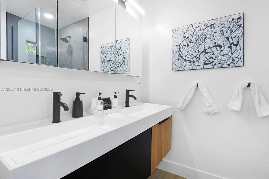 Building Photo - 811 NE 17th Ct