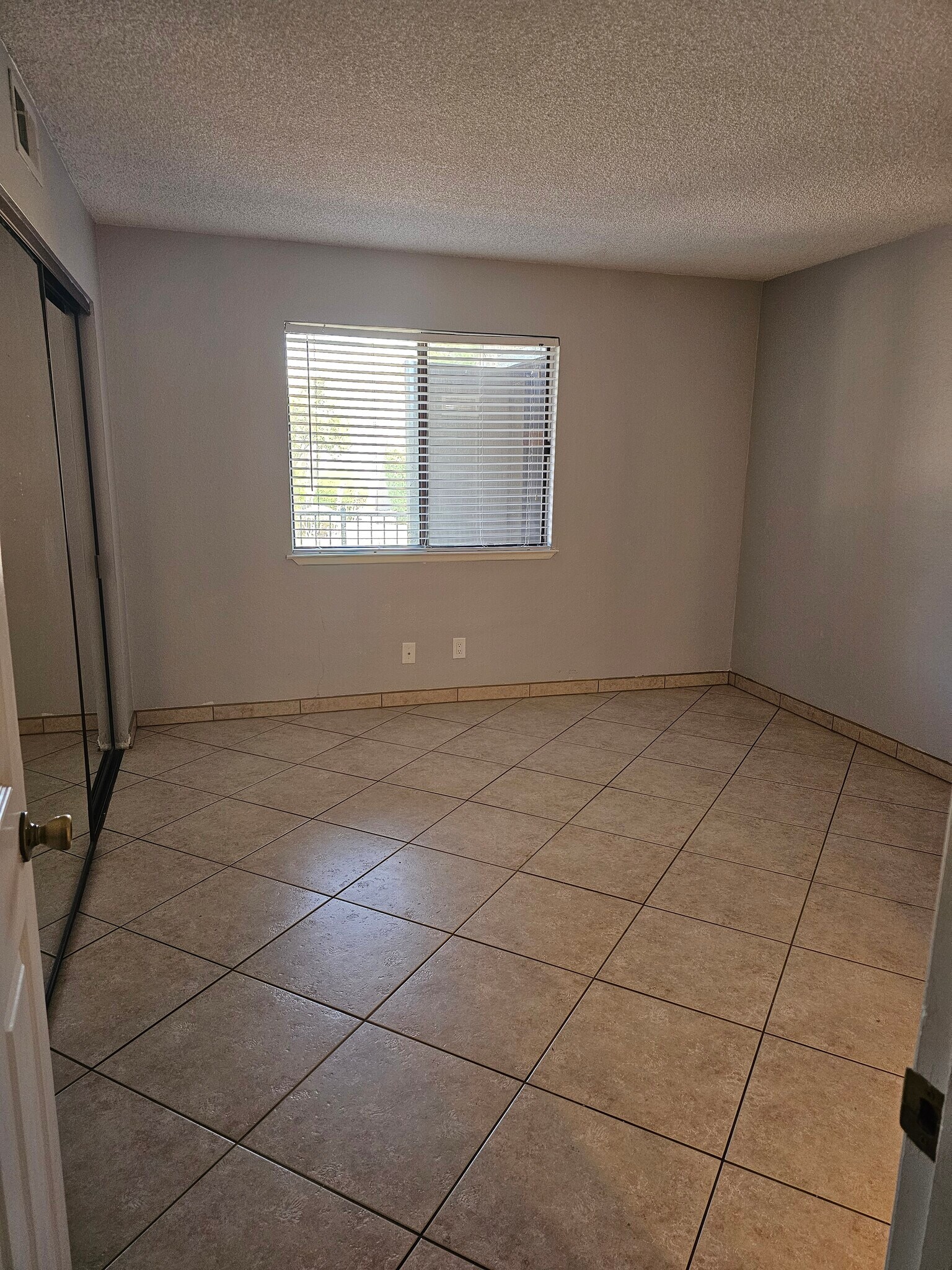 Building Photo - 2867 Bamboo Ct