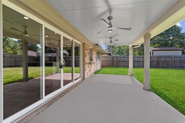 Building Photo - 22435 Elsinore Dr