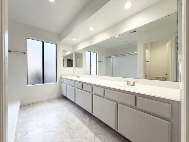 Building Photo - Centrally Located Single Level in Oceanside!