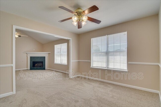 Building Photo - 207 Taylor Cir