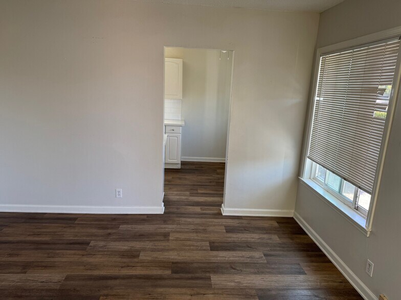 Building Photo - 130 N Ivy Ave