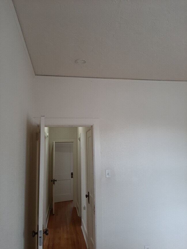 Building Photo - College Housing - 4 bedrooms