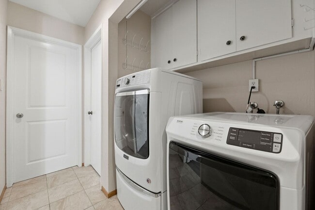 Building Photo - Beautifully Updated 3BR/2BA Home with Private Garden Oasis