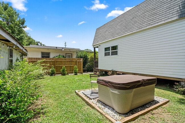 Building Photo - 2 Mead Dr