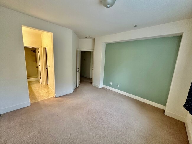 Building Photo - Welcome to modern luxury living in the heart of Midtown Sacramento!