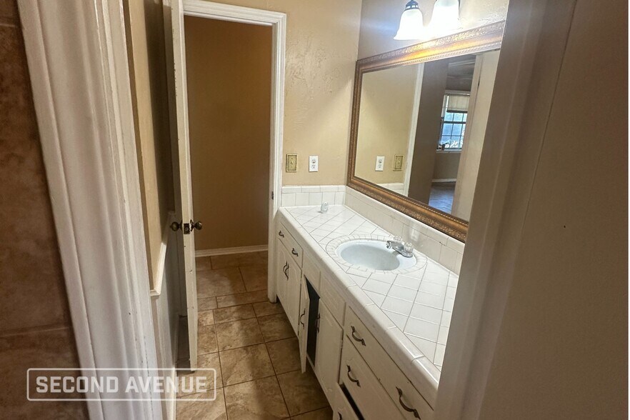 Building Photo - 10913 N McKinley Ave