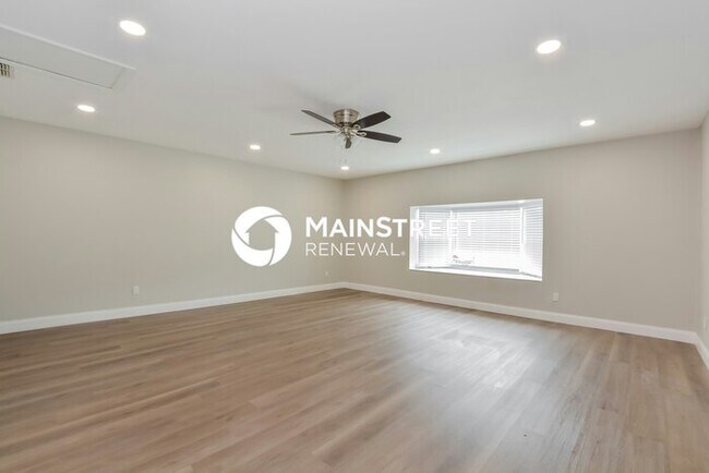 Building Photo - 5 Bedroom Pet-Friendly Home in SANFORD, FL...