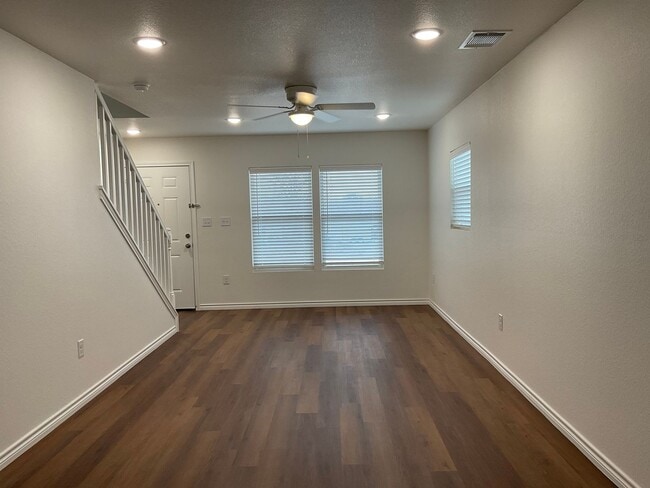 Building Photo - **Move in Special**Available Now!! Beautif...