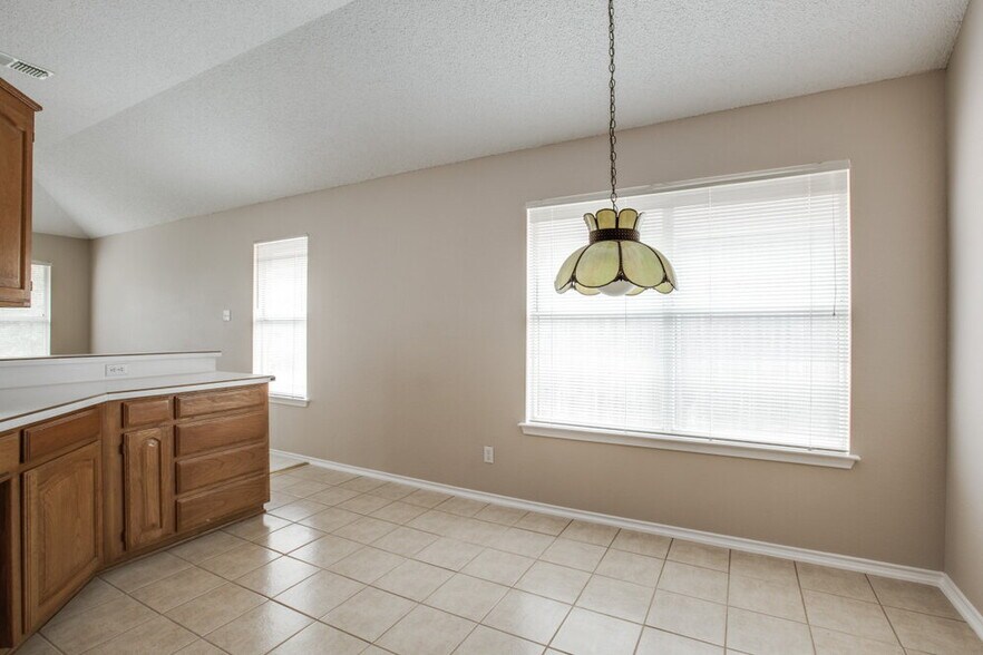 Building Photo - 7625 Mahonia Dr