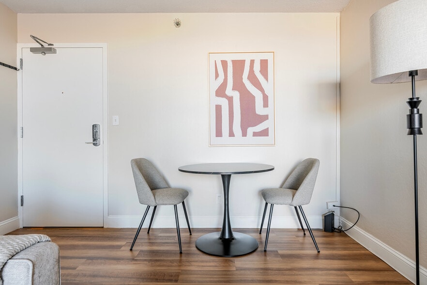 Building Photo - 812 Memorial Dr