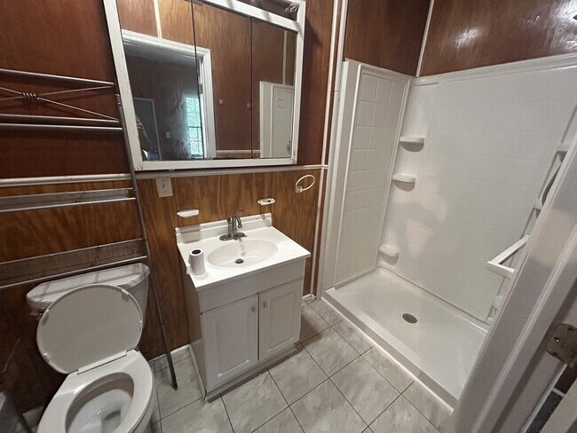 Building Photo - "Spacious 5-Bedroom Family Retreat with 2 ...