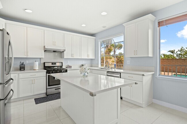Building Photo - 10919 Mirador Dr