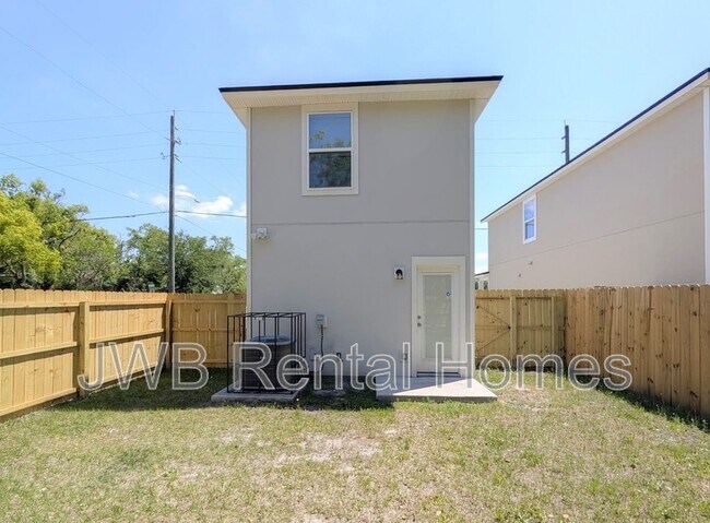 Building Photo - 2342 N Davis St