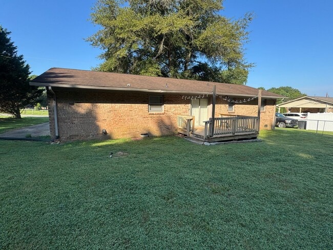 Building Photo - 1696 Crestland Dr