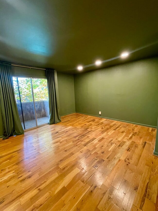 Building Photo - 515 Basswood Ave