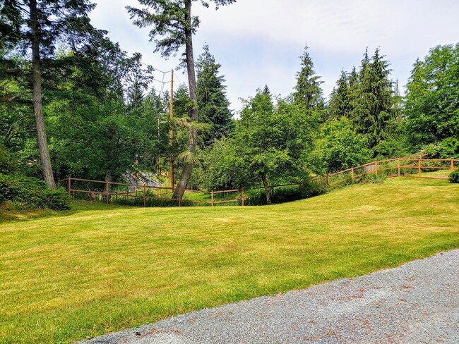 Building Photo - Spectacular Home with Lake Access!