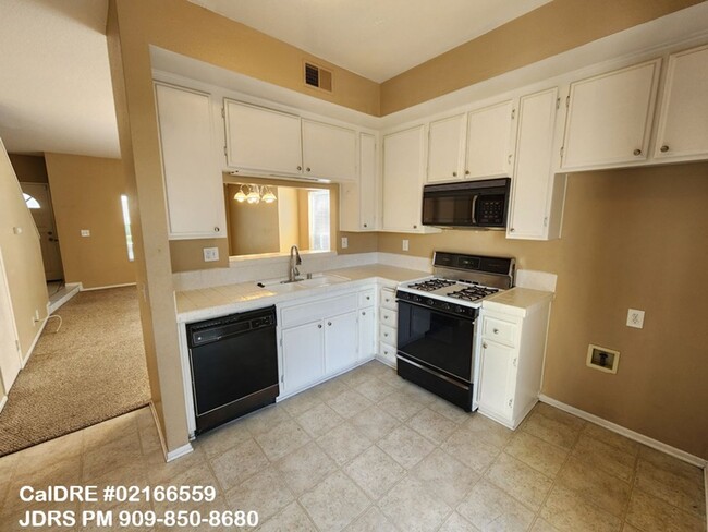 Building Photo - Price Lowered! Ontario 2 bedroom Townhouse