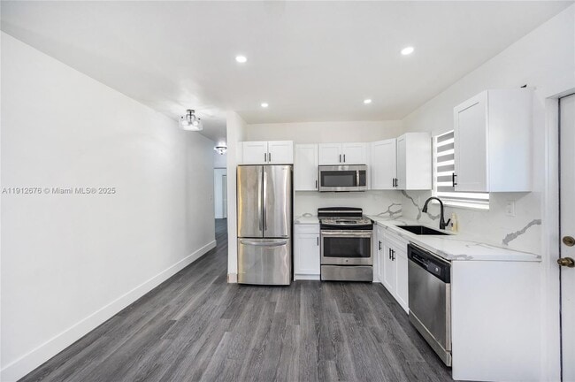 Building Photo - 1706 S Le Jeune Rd