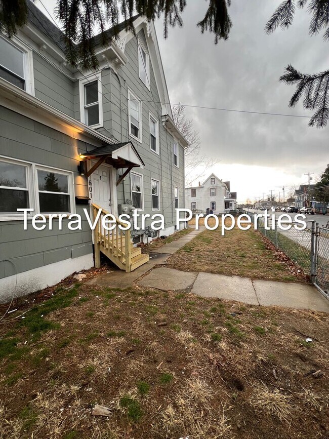 Building Photo - 601 E Mulberry St