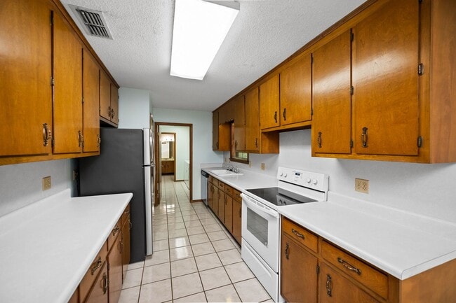 Building Photo - 18050 Steele Dr