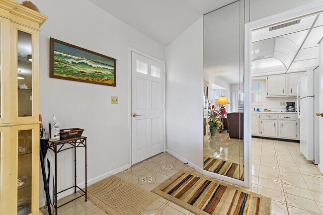 Building Photo - 755 Saturn St