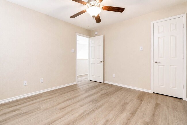 Building Photo - 10311 Whisper Bluff Dr