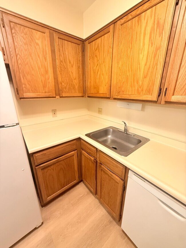 Building Photo - 2BR/2BA | Newly Renovated Condo| Nice views of grassy area | Community Pool!