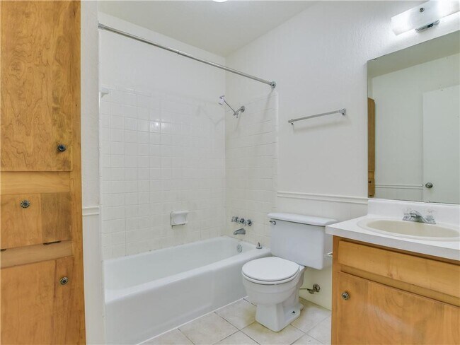 Building Photo - 2804 Westhill Dr