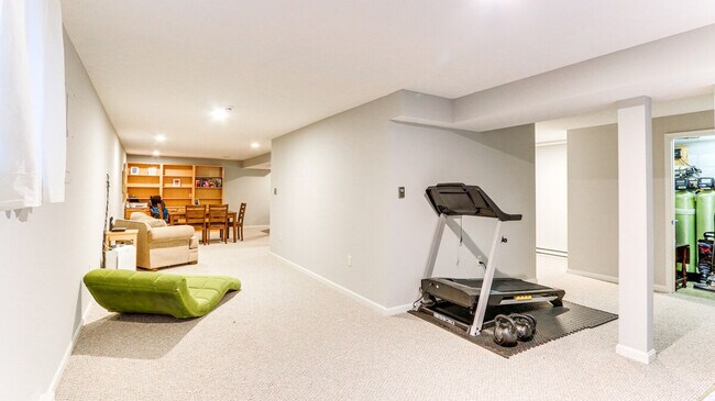 Building Photo - 443 Arrowhead Rd