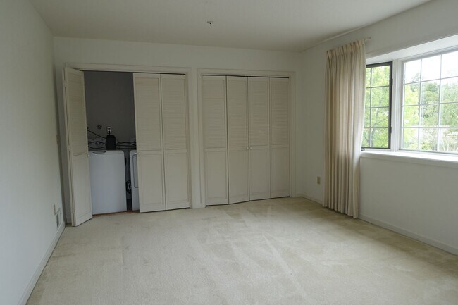 Building Photo - Spacious home, close to downtown Los Altos.  Easy commute location. Great Los Altos Schools!