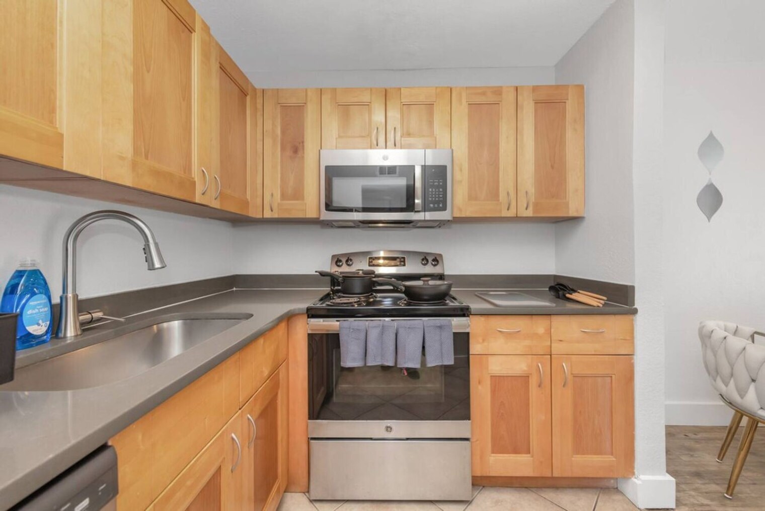 Building Photo - 4307 W Kennedy Blvd