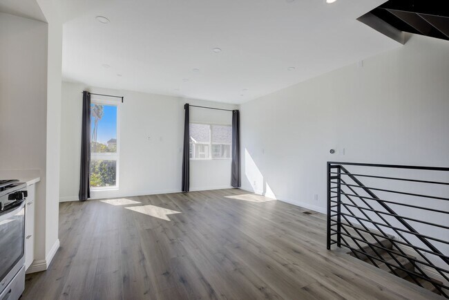 Building Photo - 837 N Kingsley Dr