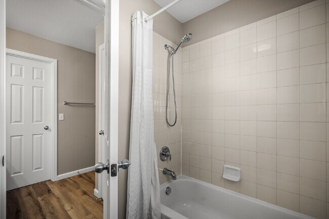 Building Photo - Beautiful 2 Bedroom End-Unit Townhouse in Montarbor Villas w/ Mountain Views