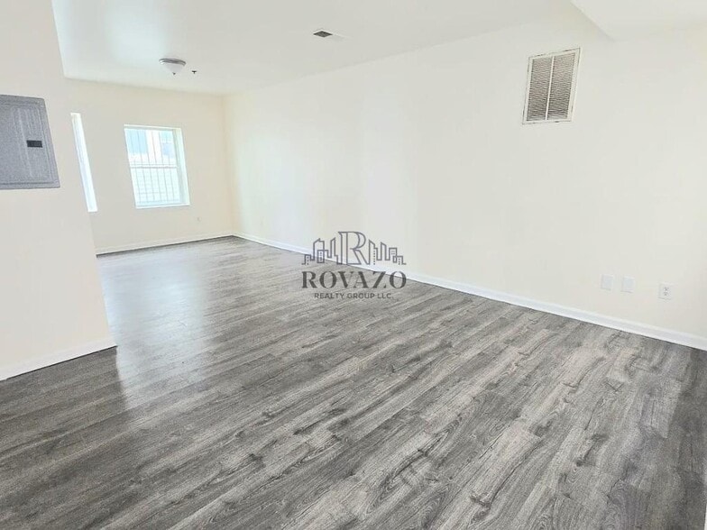 Building Photo - 111-113 Leslie Street