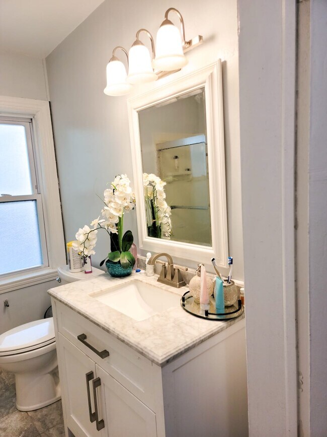 Building Photo - 6530 N Drake Ave