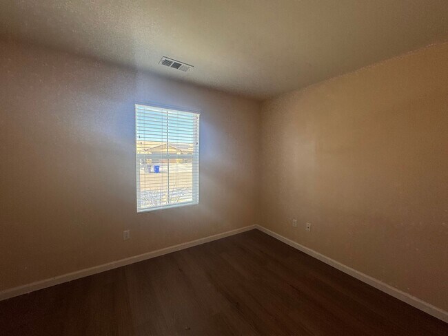 Building Photo - Eco-Friendly Home in Victorville