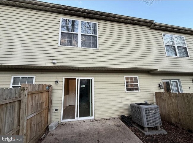 Building Photo - 30 Sycamore Dr