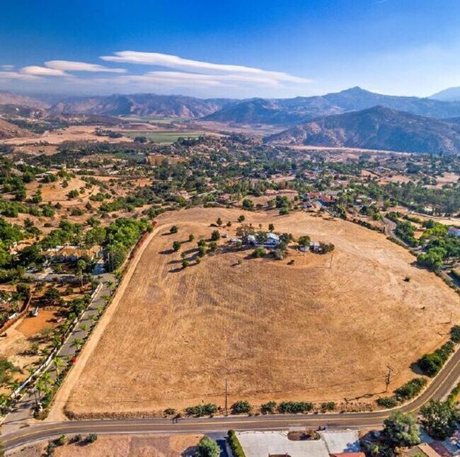 Building Photo - 23 Acre Hilltop Retreat with Breathtaking Mountain Views!!