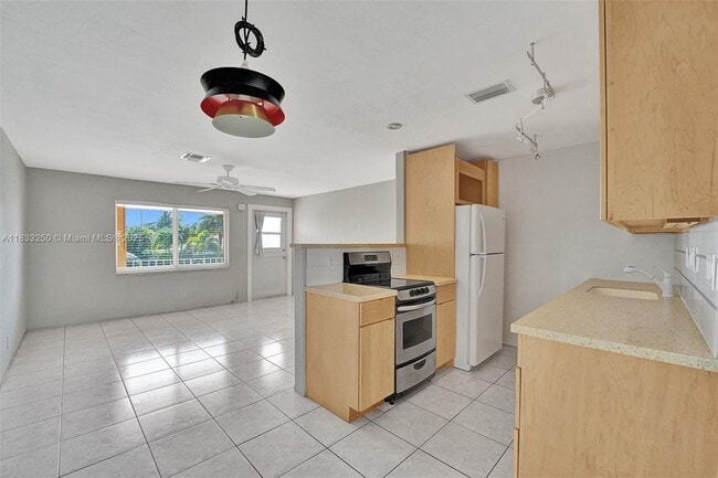 Building Photo - 2909 Middle River Dr