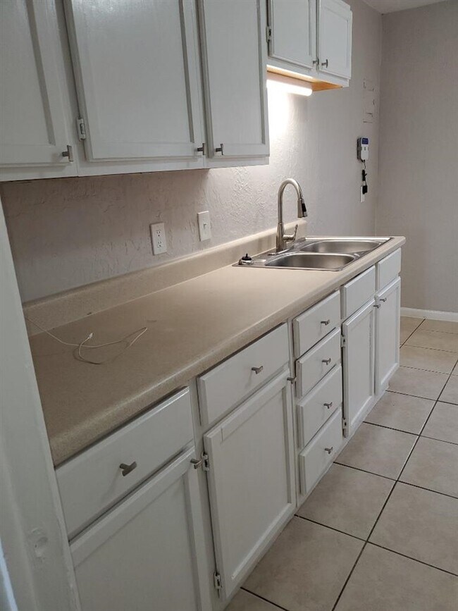 Building Photo - 2305 NW Denver Ave