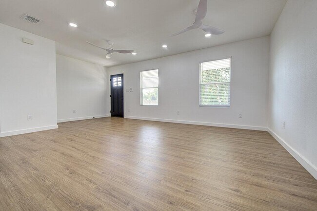Building Photo - 5407 Manor Rd