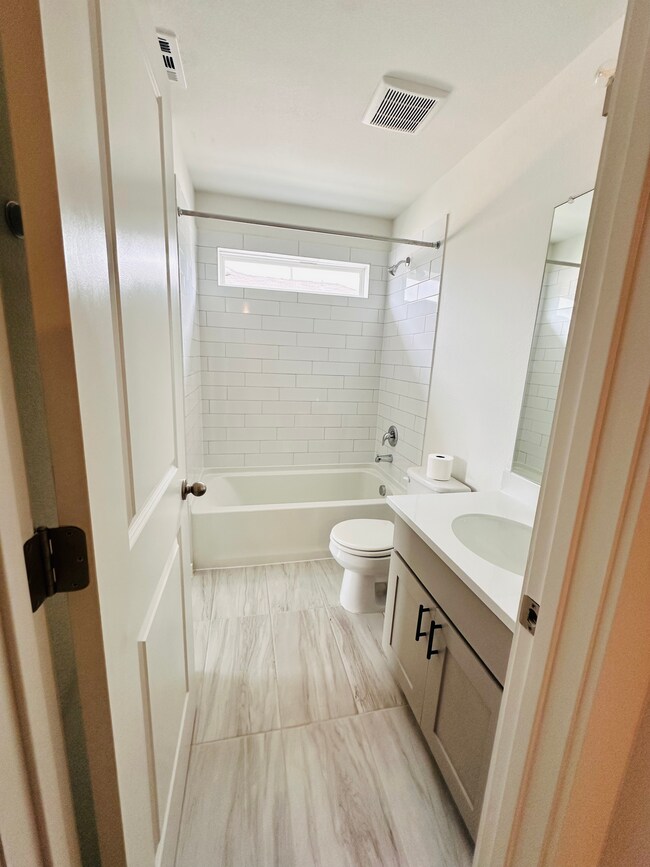Building Photo - 2425 Lakey Cv